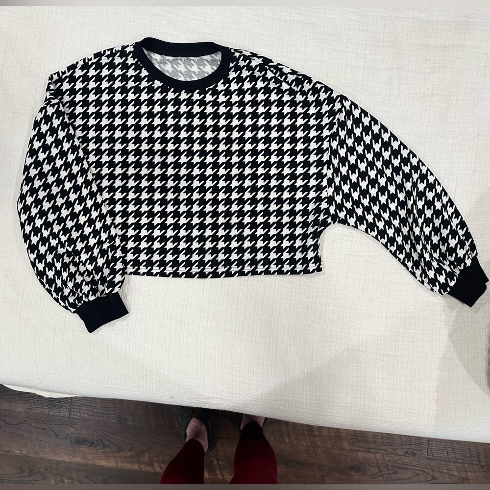Chic Black and White Houndstooth Cropped Top